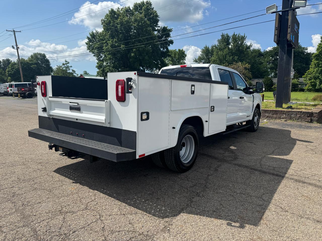 Ford Super Duty F-350 DRW XL 2WD Crew Cab 179" WB 60" CA 2024
