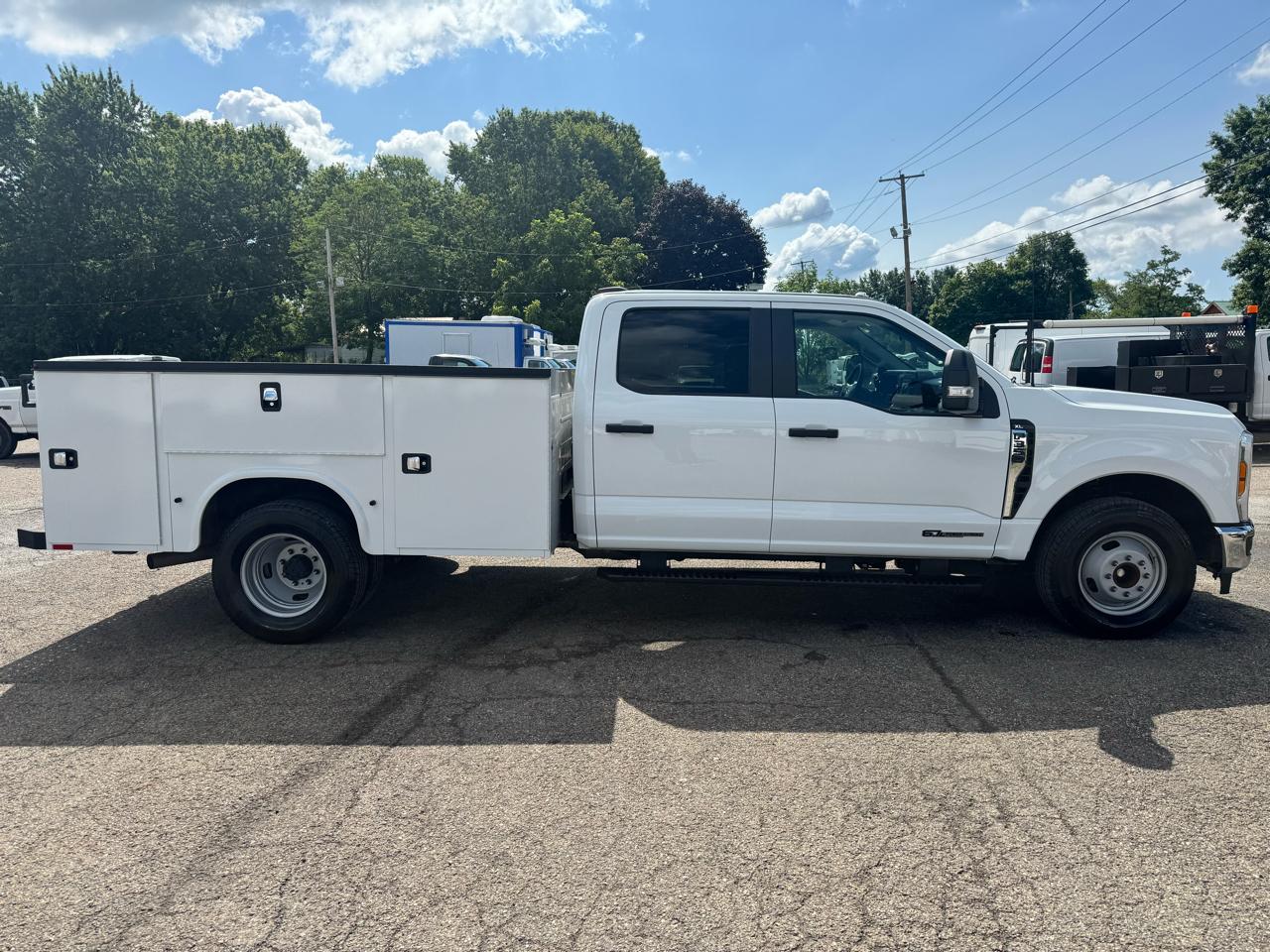 Ford Super Duty F-350 DRW XL 2WD Crew Cab 179" WB 60" CA 2024