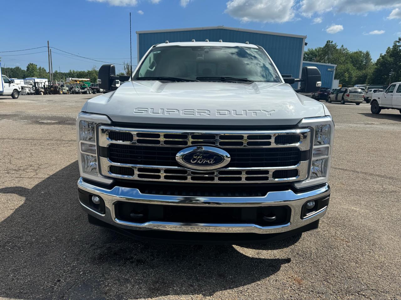 Ford Super Duty F-350 DRW XL 2WD Crew Cab 179" WB 60" CA 2024