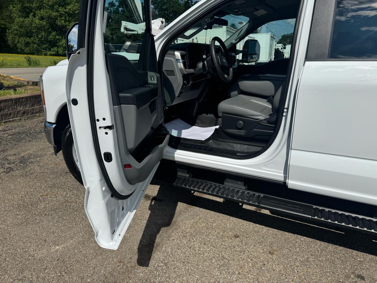 Ford Super Duty F-350 DRW XL 2WD Crew Cab 179" WB 60" CA 2024
