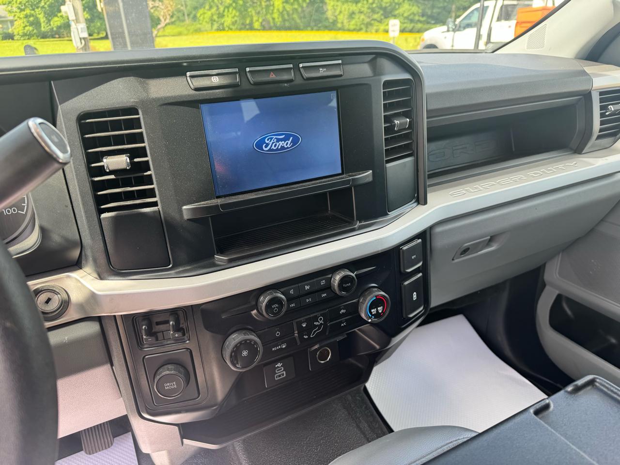 Ford Super Duty F-350 DRW XL 2WD Crew Cab 179" WB 60" CA 2024