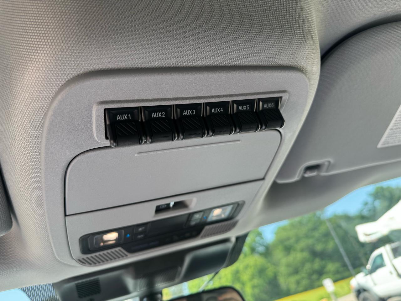 Ford Super Duty F-350 DRW XL 2WD Crew Cab 179" WB 60" CA 2024