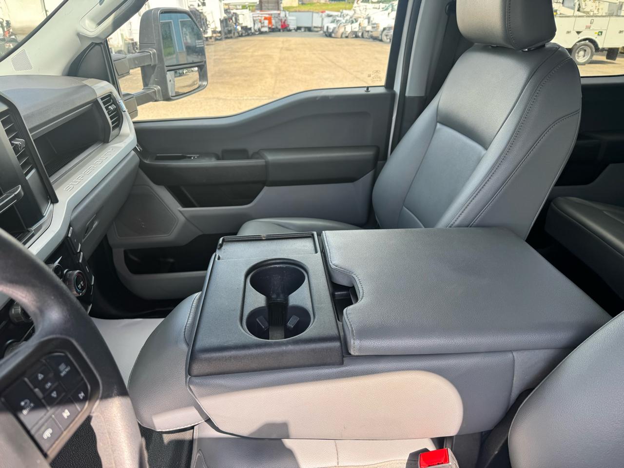 Ford Super Duty F-350 DRW XL 2WD Crew Cab 179" WB 60" CA 2024