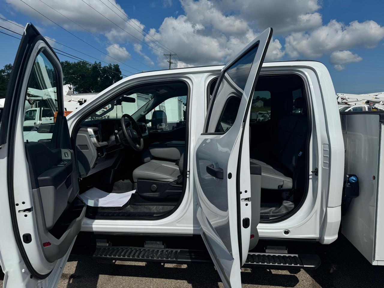 Ford Super Duty F-350 DRW XL 2WD Crew Cab 179" WB 60" CA 2024