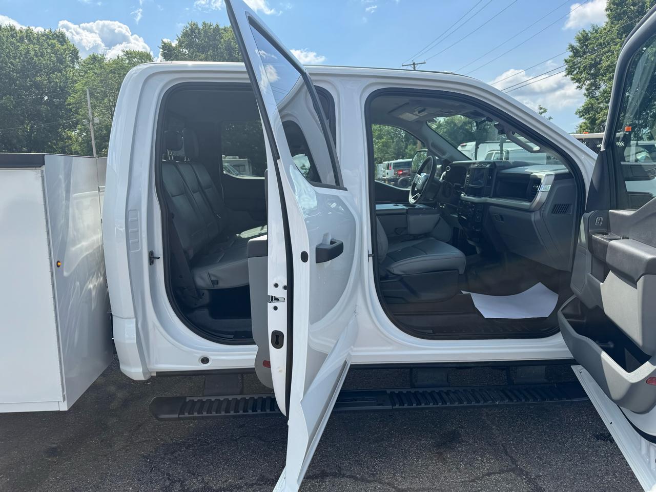 Ford Super Duty F-350 DRW XL 2WD Crew Cab 179" WB 60" CA 2024
