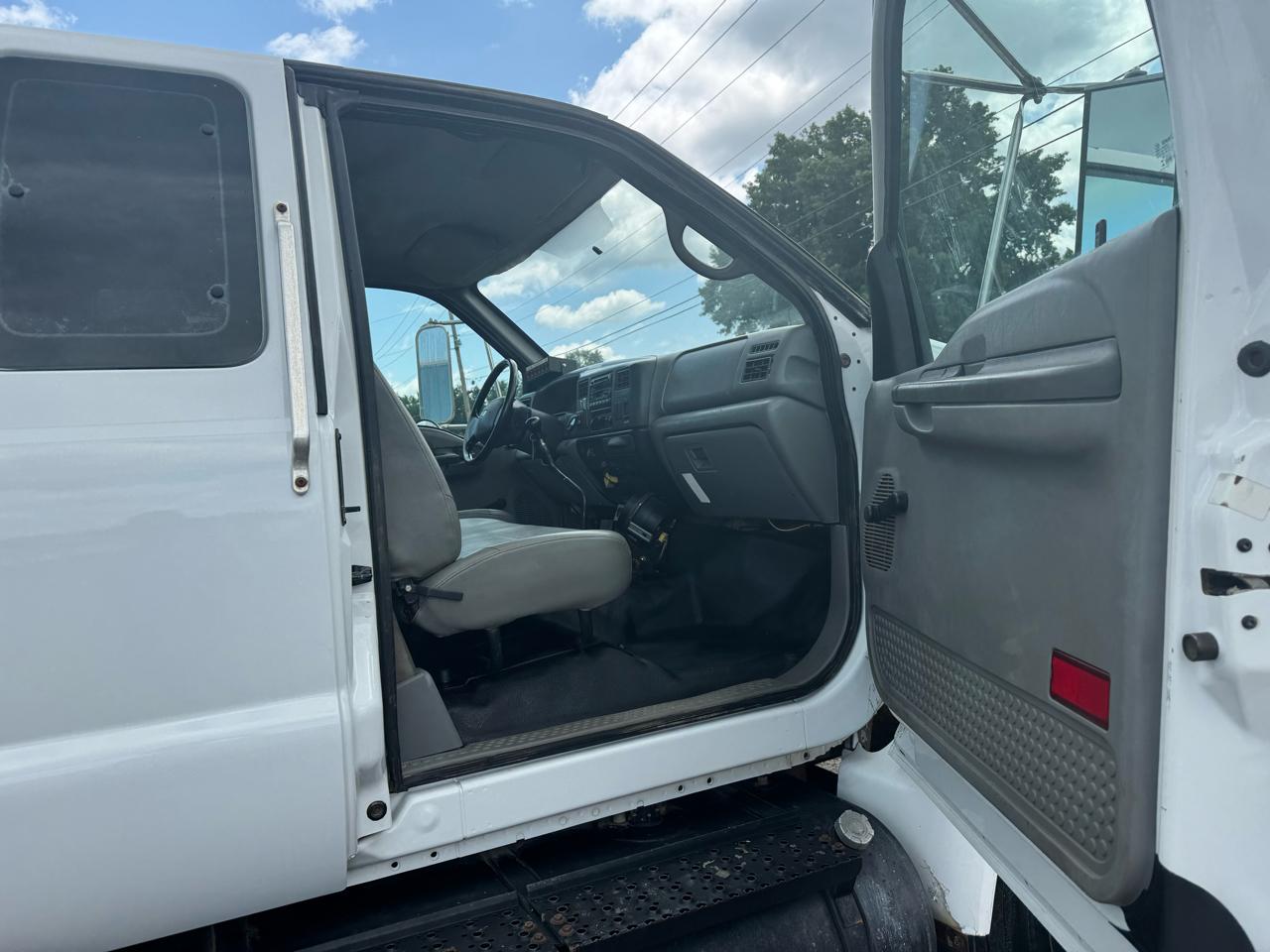 Ford Super Duty F-650 Straight Frame SuperCab XL 2006