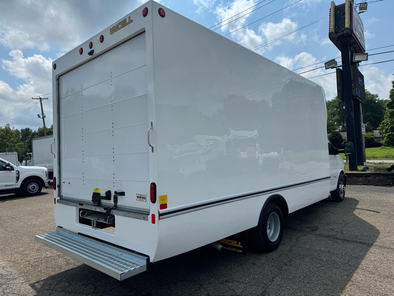 Chevrolet Express Commercial Cutaway 3500 Van 177" 2025