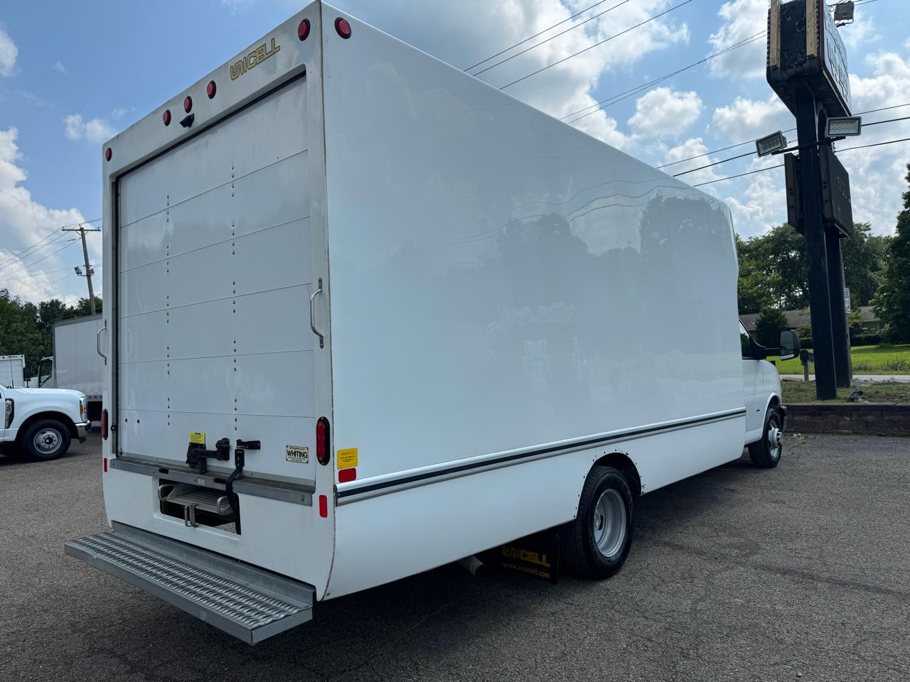 Chevrolet Express Commercial Cutaway 3500 Van 177" 2025