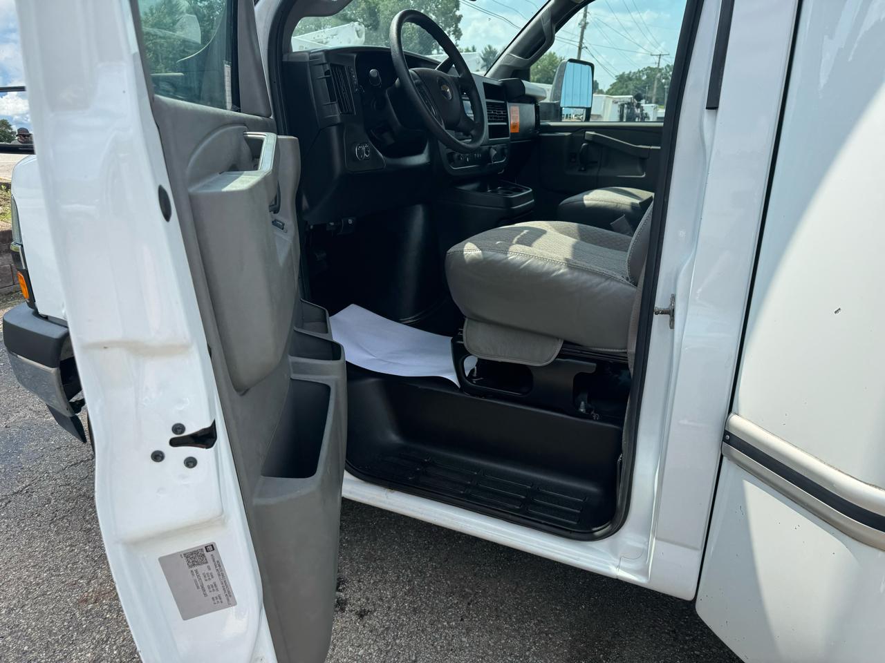 Chevrolet Express Commercial Cutaway 3500 Van 177" 2025