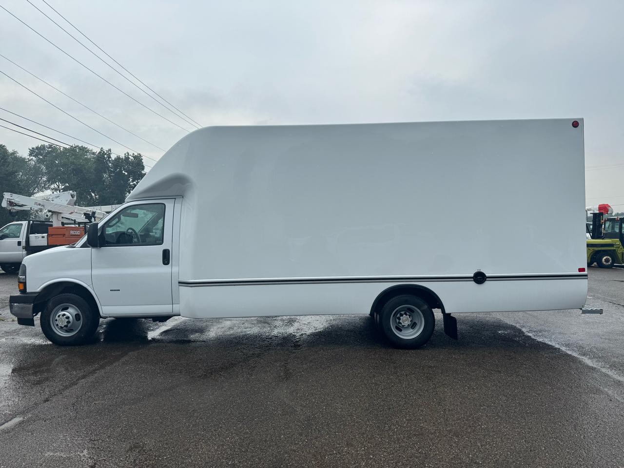 Chevrolet Express Commercial Cutaway 3500 Van 177" 2025