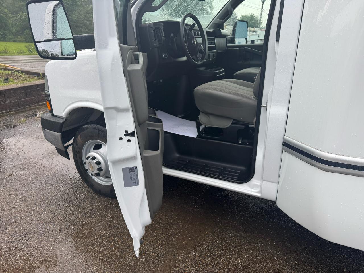 Chevrolet Express Commercial Cutaway 3500 Van 177" 2025