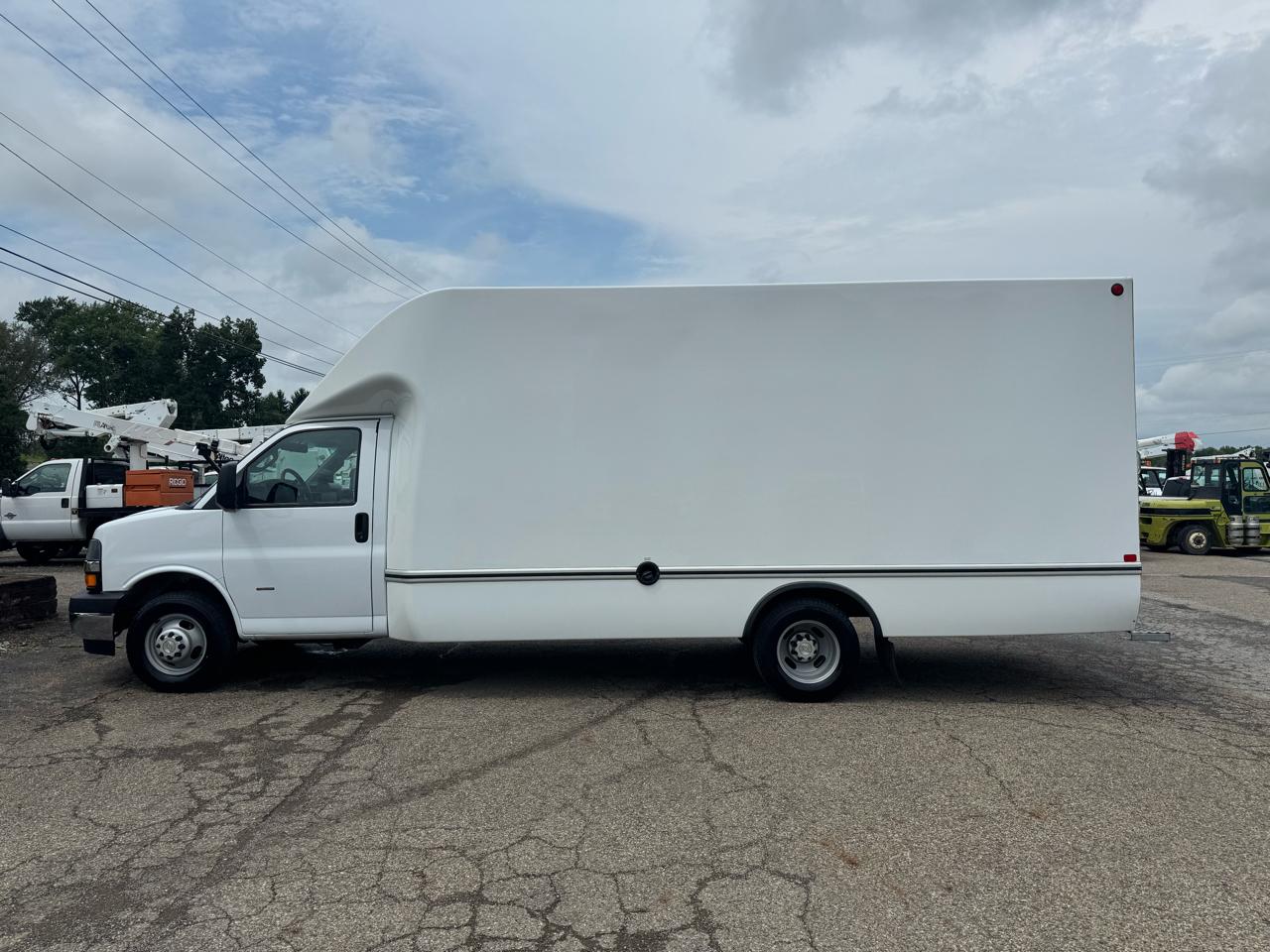 Chevrolet Express Commercial Cutaway 3500 Van 177" 2024