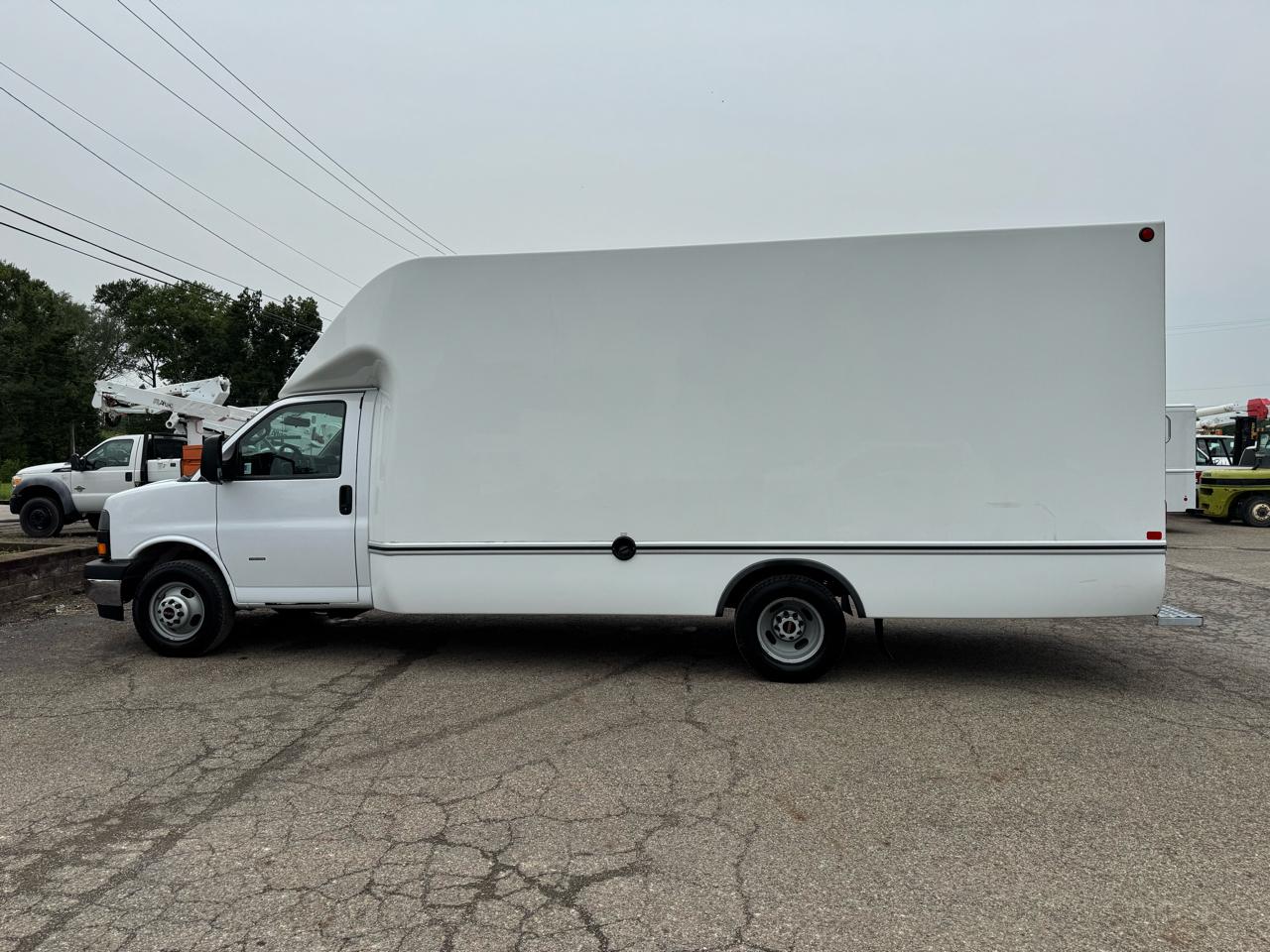 GMC Savana Commercial Cutaway 3500 Van 177" 2024