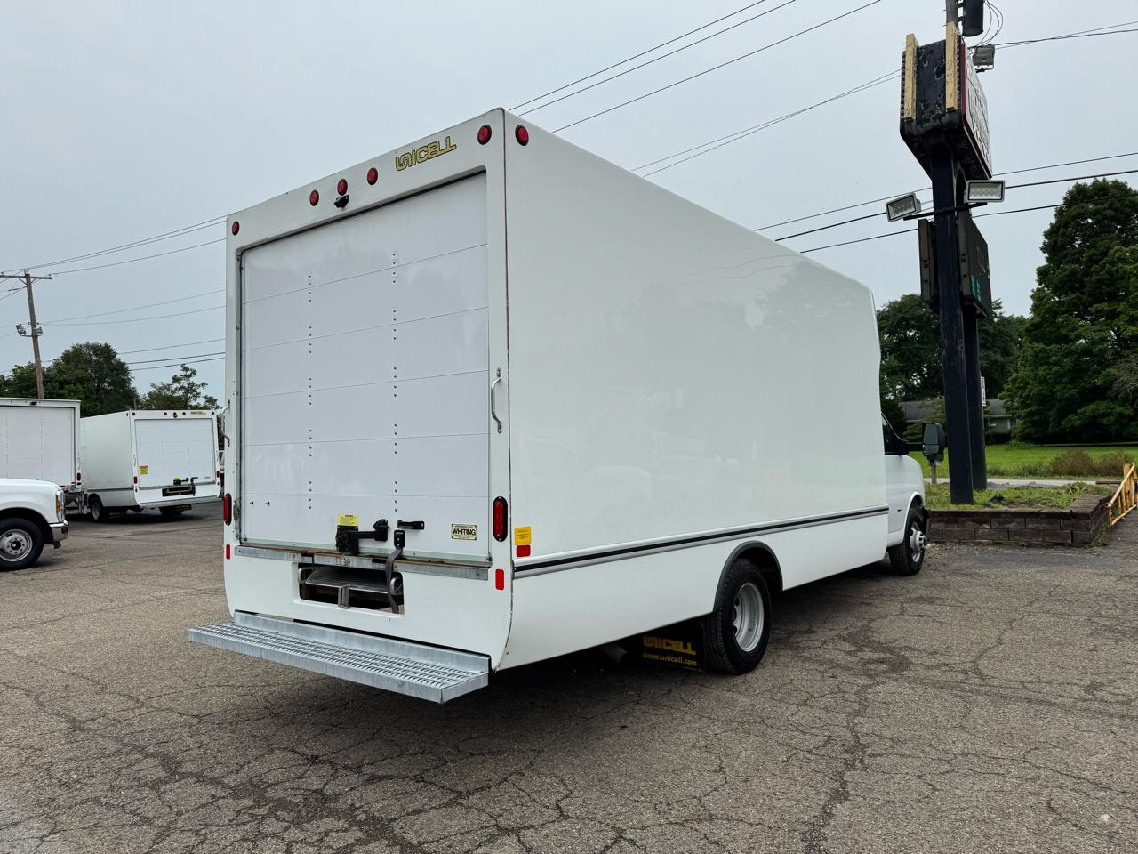 GMC Savana Commercial Cutaway 3500 Van 177" 2024