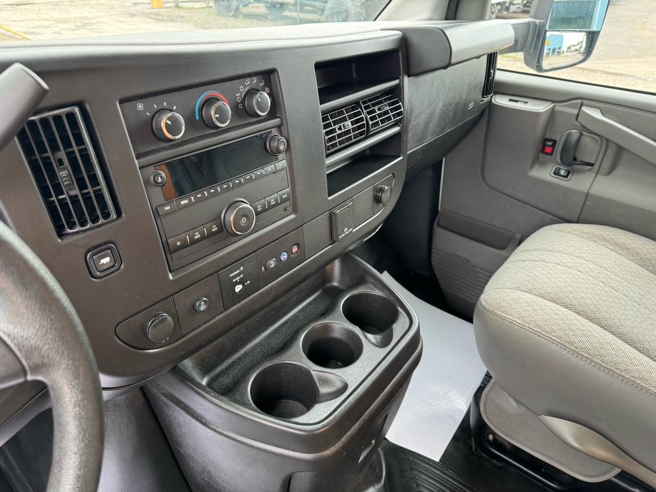 GMC Savana Commercial Cutaway 3500 Van 177" 2024