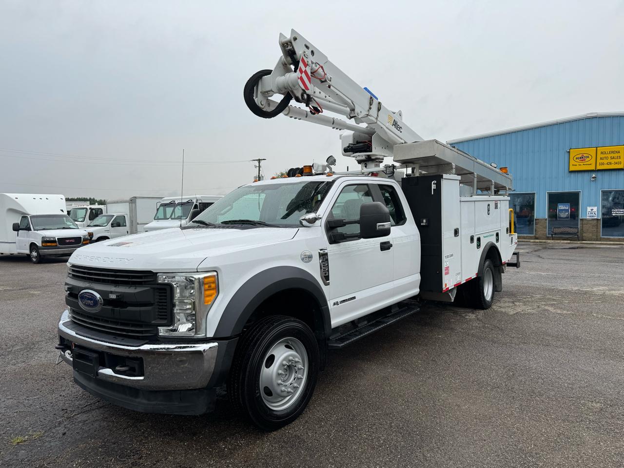 Ford Super Duty F-550 DRW Lariat 4WD SuperCab 192" WB 84" CA 2017