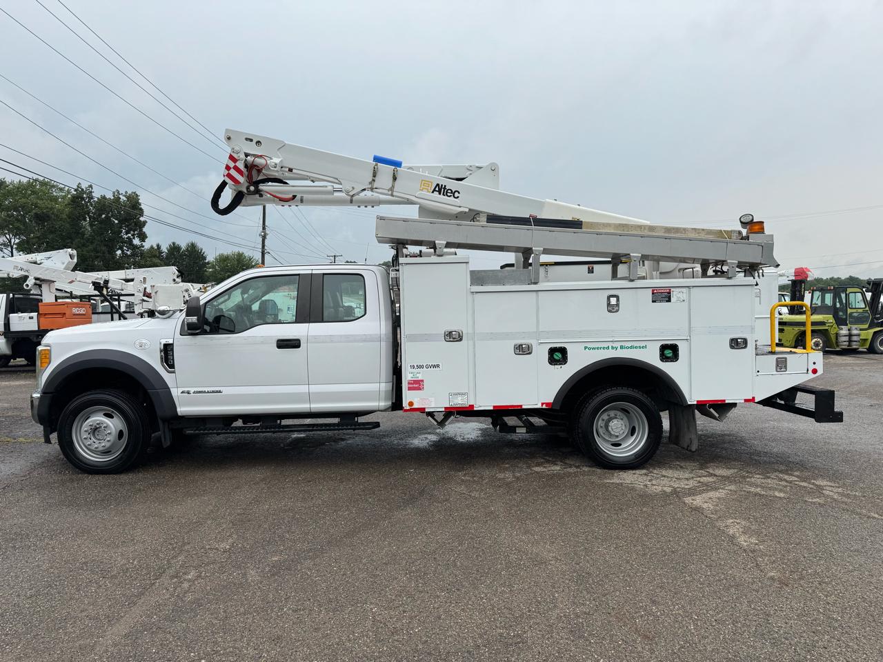 Ford Super Duty F-550 DRW Lariat 4WD SuperCab 192" WB 84" CA 2017