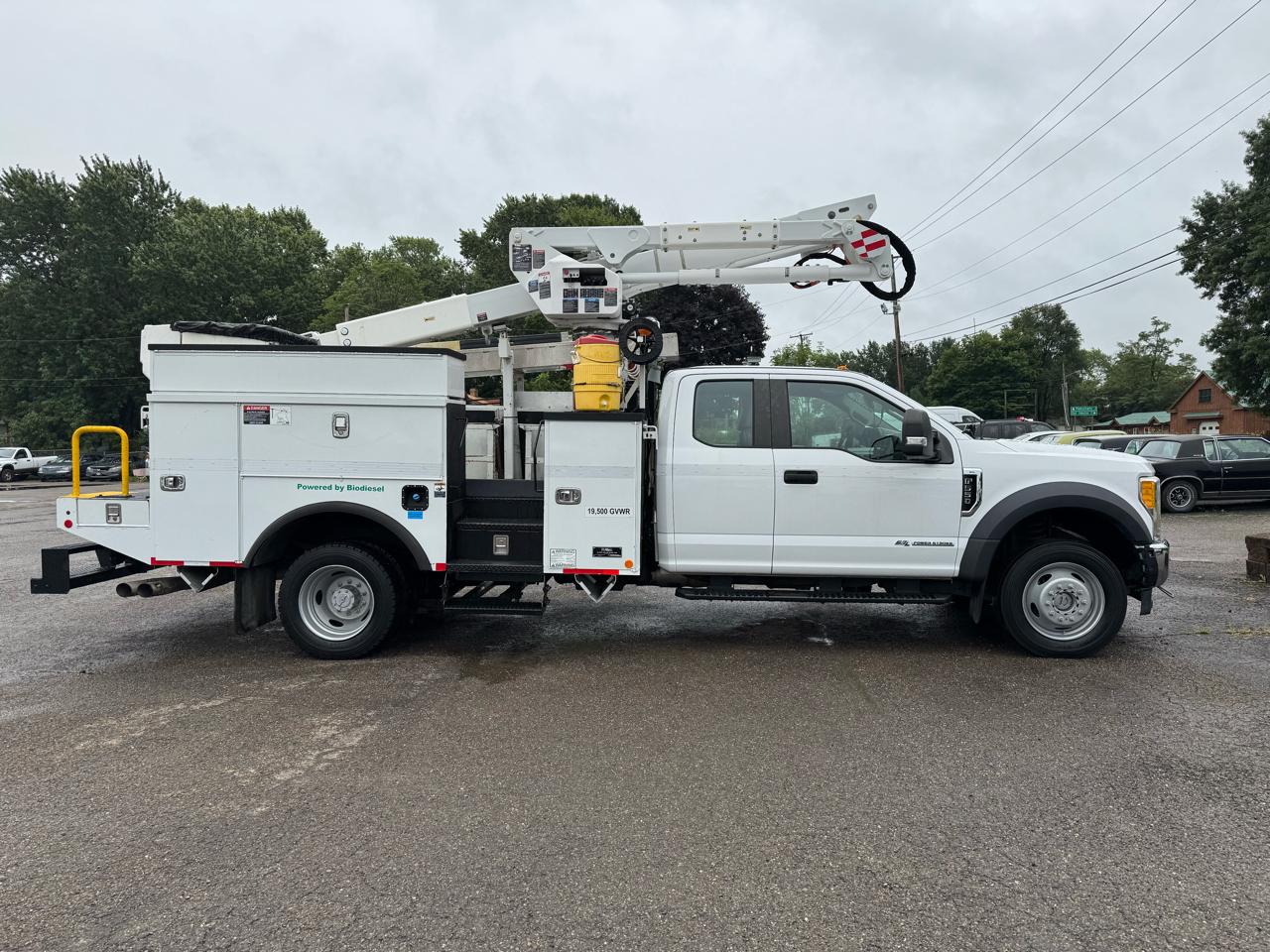 Ford Super Duty F-550 DRW Lariat 4WD SuperCab 192" WB 84" CA 2017