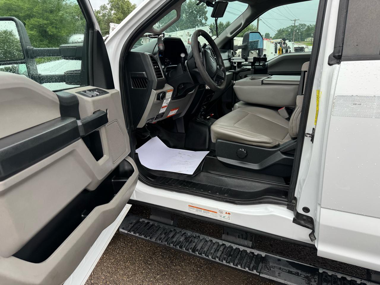 Ford Super Duty F-550 DRW Lariat 4WD SuperCab 192" WB 84" CA 2017