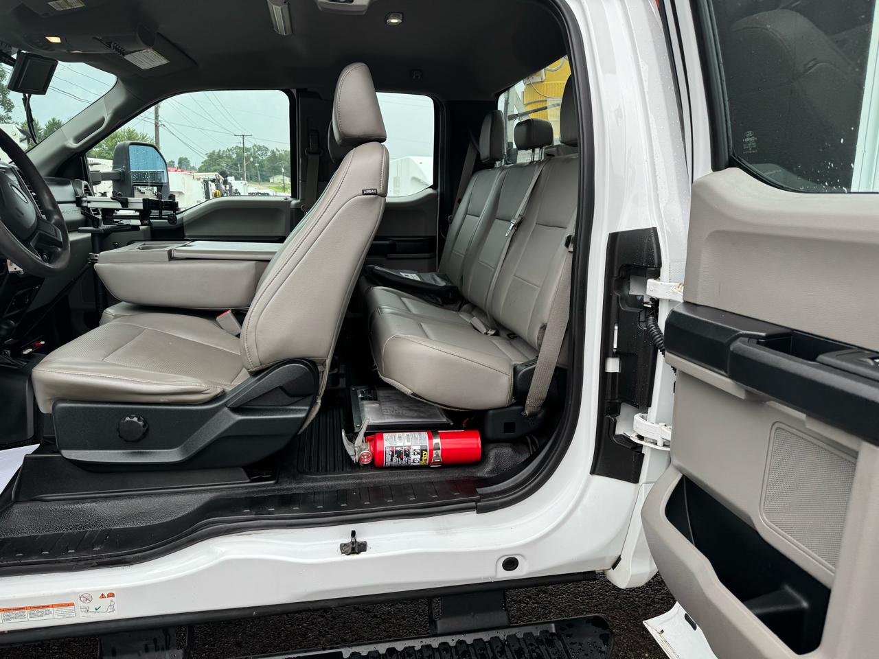 Ford Super Duty F-550 DRW Lariat 4WD SuperCab 192" WB 84" CA 2017