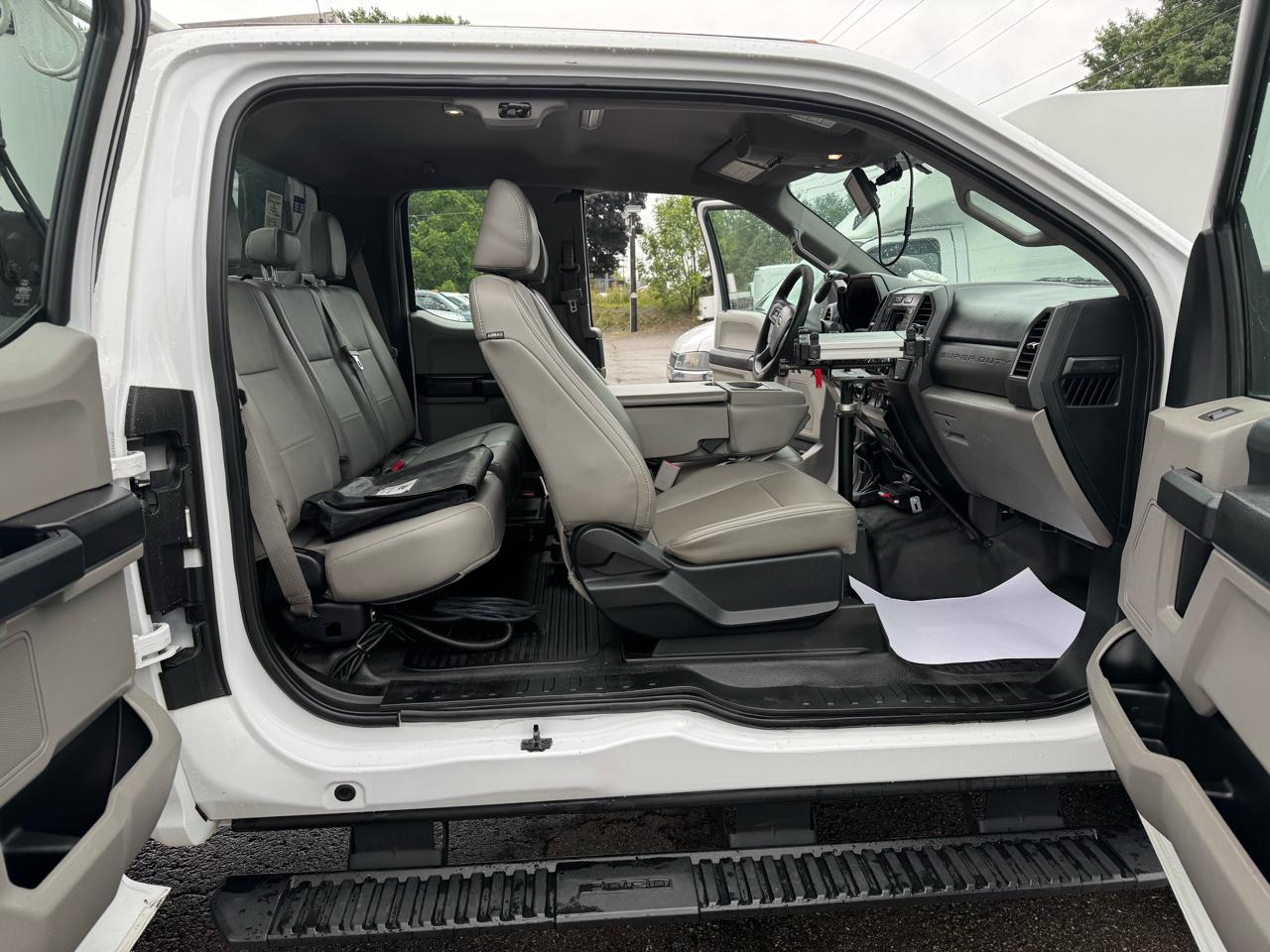 Ford Super Duty F-550 DRW Lariat 4WD SuperCab 192" WB 84" CA 2017