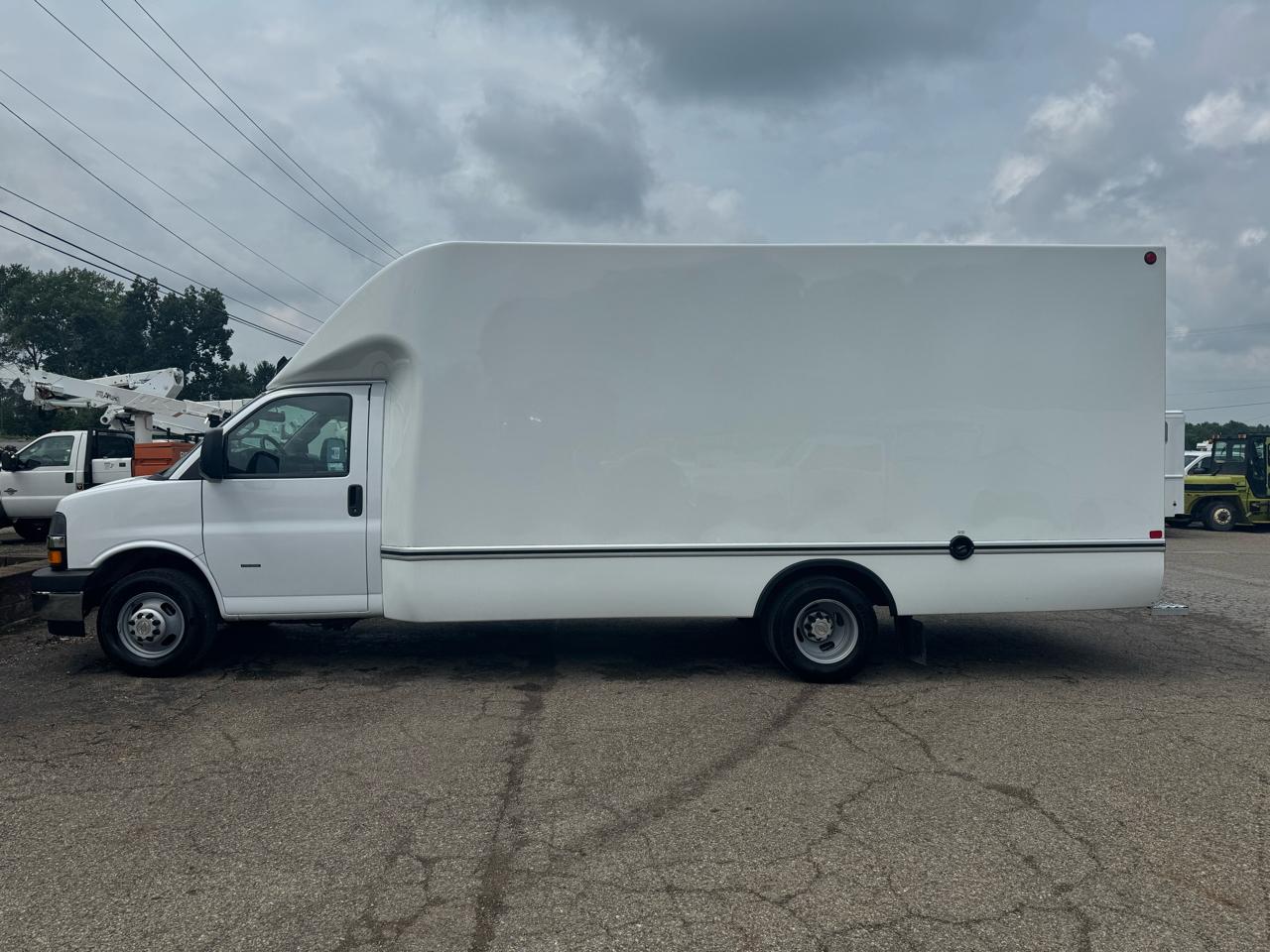 Chevrolet Express Commercial Cutaway 3500 Van 177" 2025
