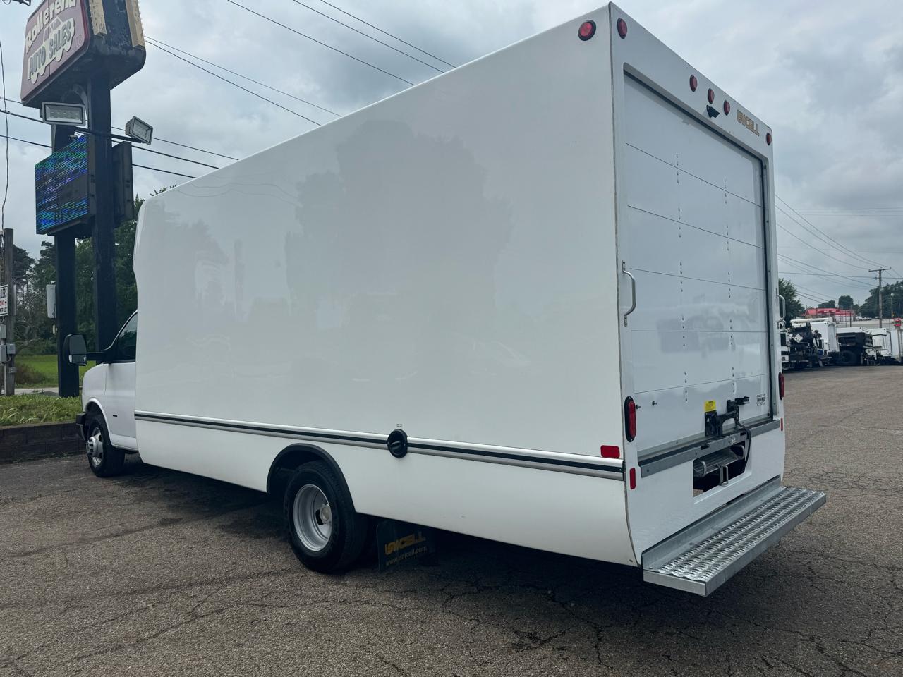 Chevrolet Express Commercial Cutaway 3500 Van 177" 2025