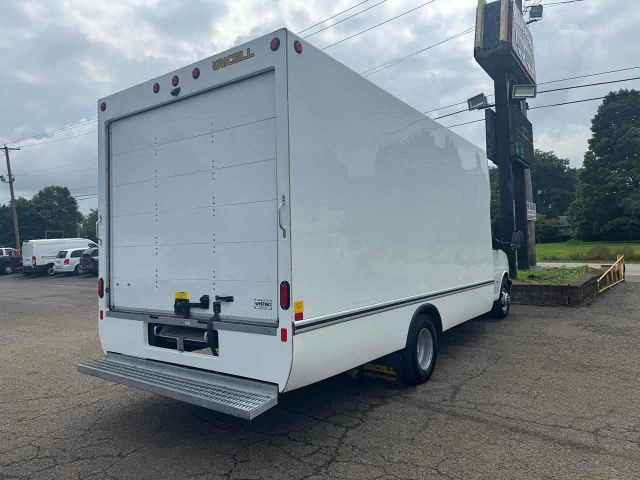 Chevrolet Express Commercial Cutaway 3500 Van 177" 2025