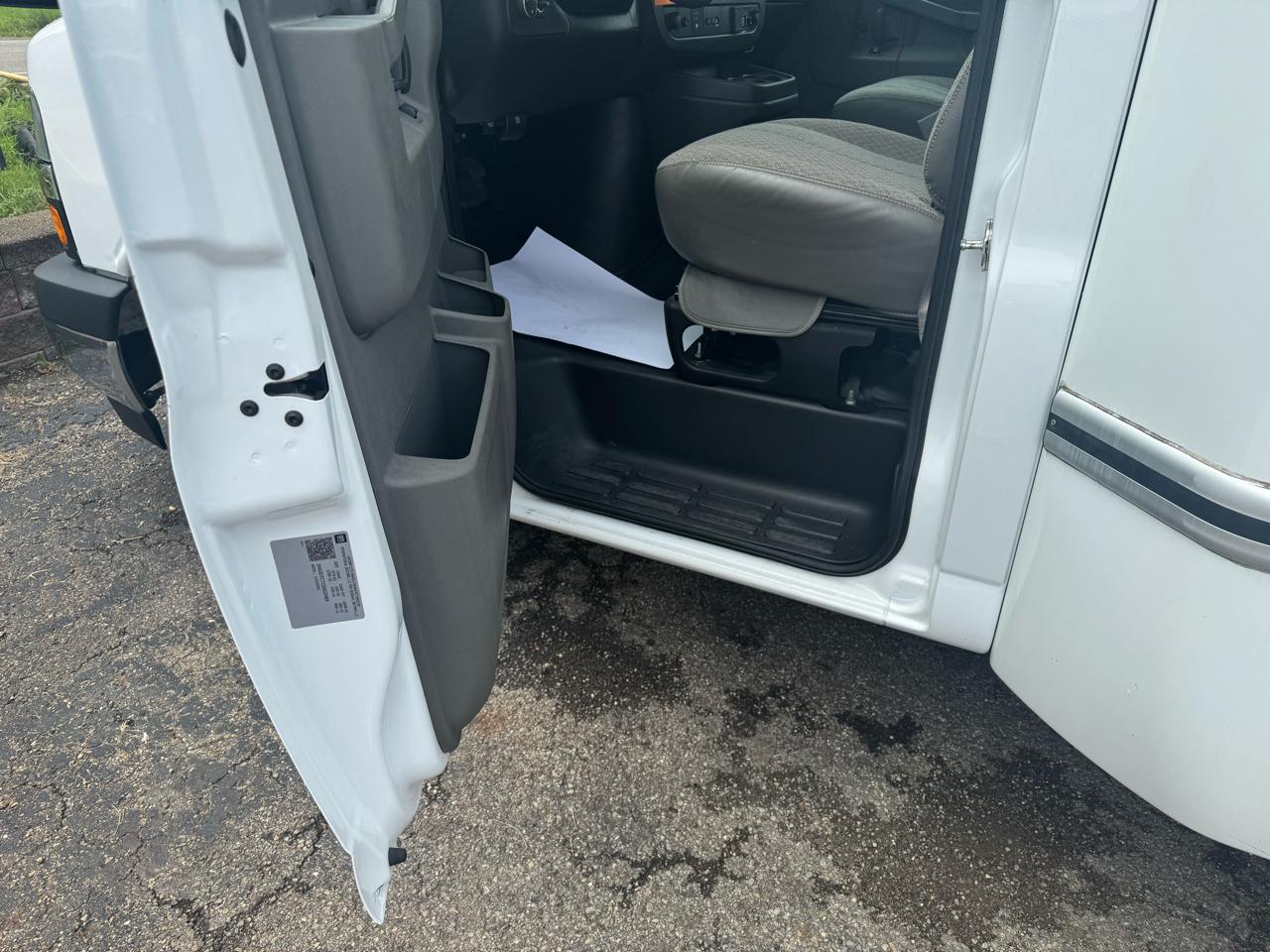 Chevrolet Express Commercial Cutaway 3500 Van 177" 2025