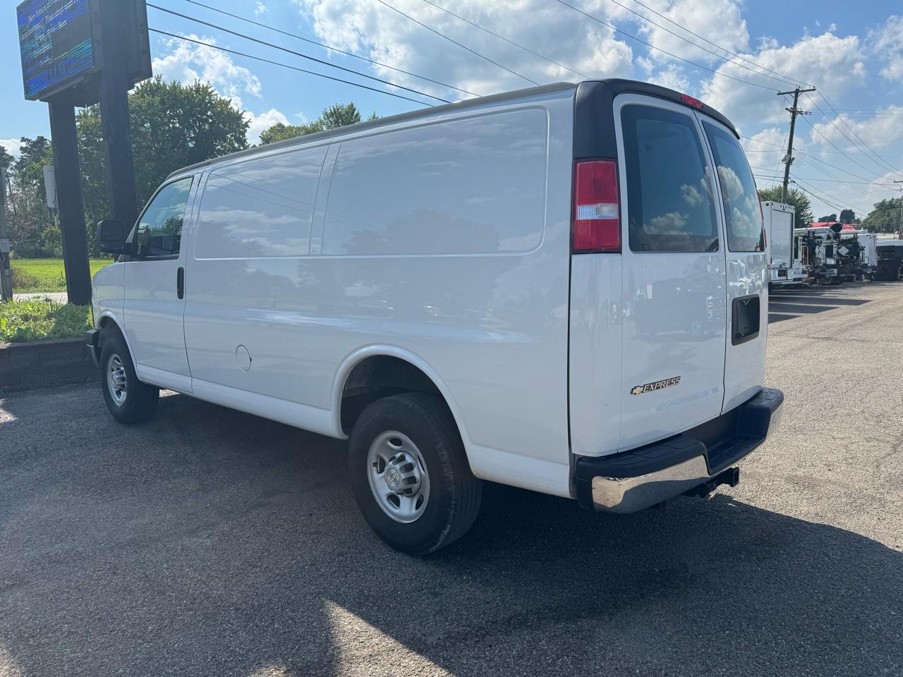 Chevrolet Express Cargo Van RWD 2500 135" 2023