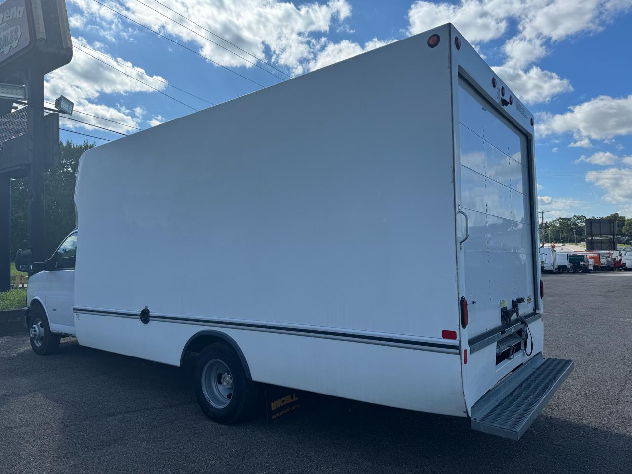 Chevrolet Express Commercial Cutaway 3500 Van 177" 2024