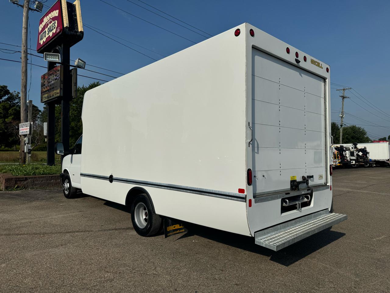 GMC Savana Commercial Cutaway 3500 Van 177" 2025