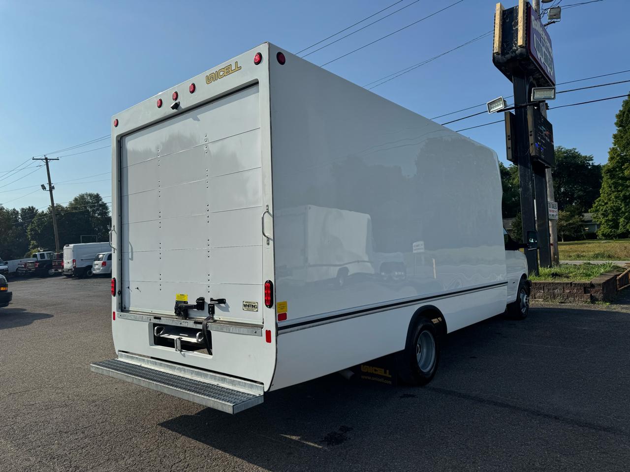 GMC Savana Commercial Cutaway 3500 Van 177" 2025