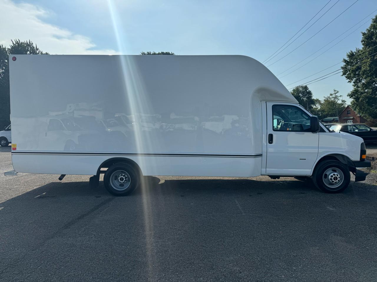 GMC Savana Commercial Cutaway 3500 Van 177" 2025