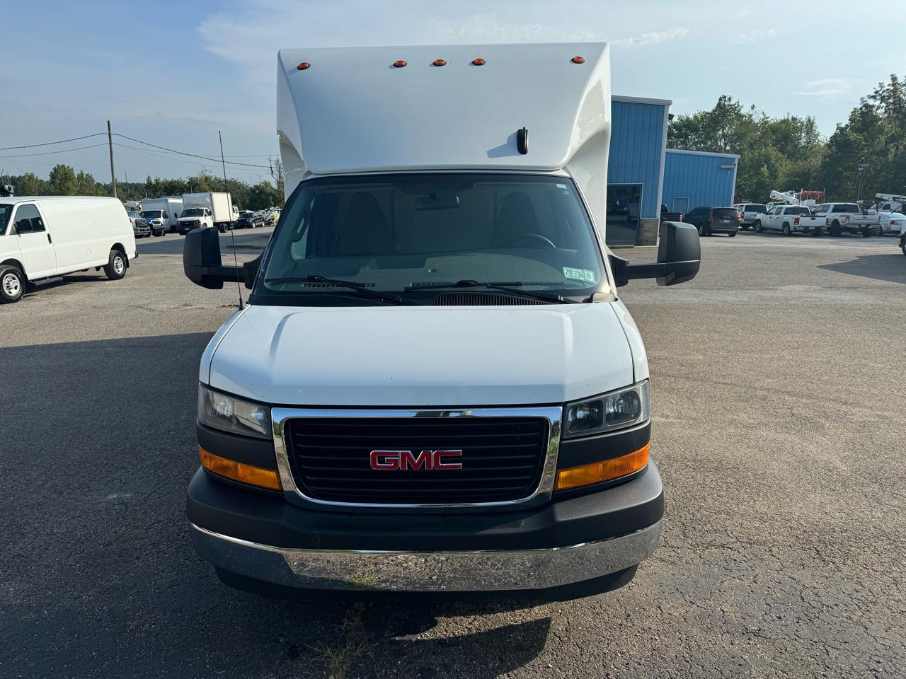 GMC Savana Commercial Cutaway 3500 Van 177" 2025