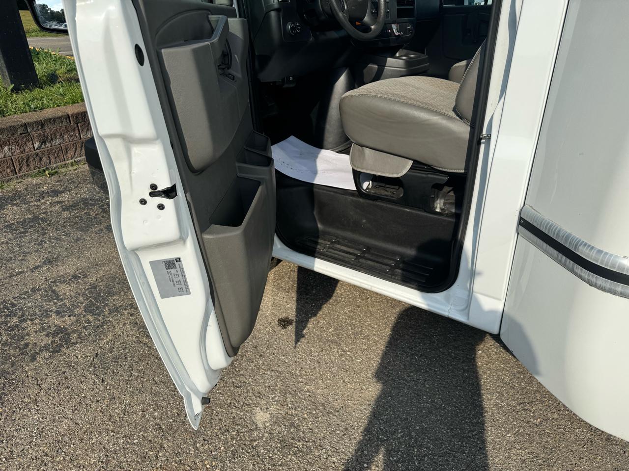 GMC Savana Commercial Cutaway 3500 Van 177" 2025