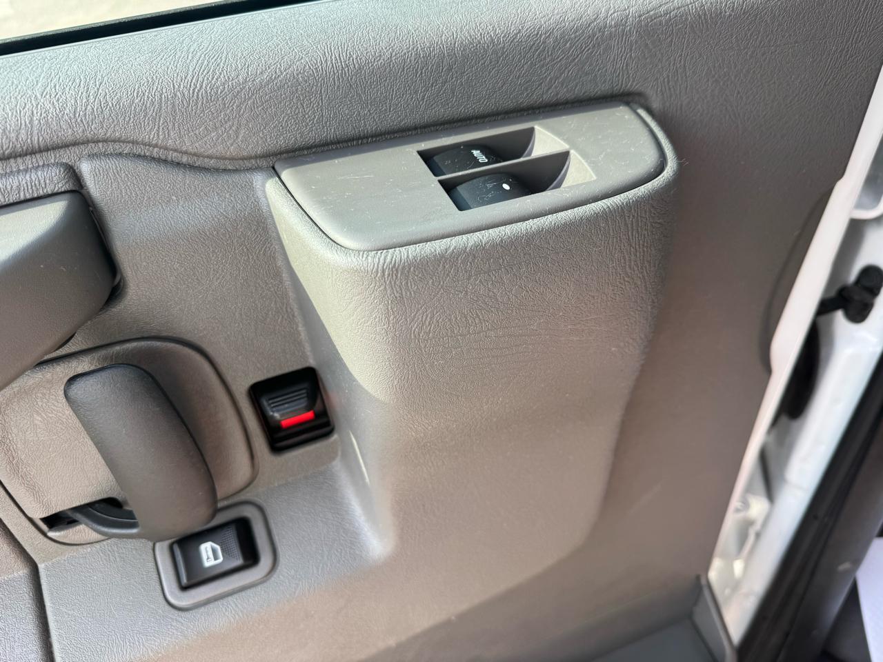 GMC Savana Commercial Cutaway 3500 Van 177" 2025