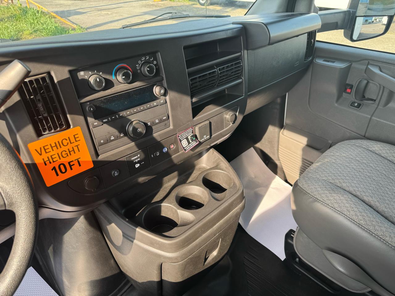 GMC Savana Commercial Cutaway 3500 Van 177" 2025