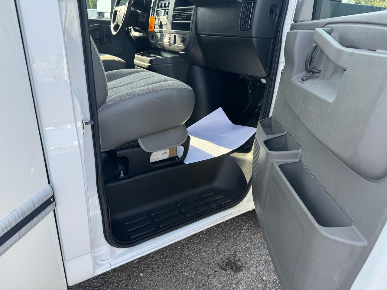 GMC Savana Commercial Cutaway 3500 Van 177" 2025