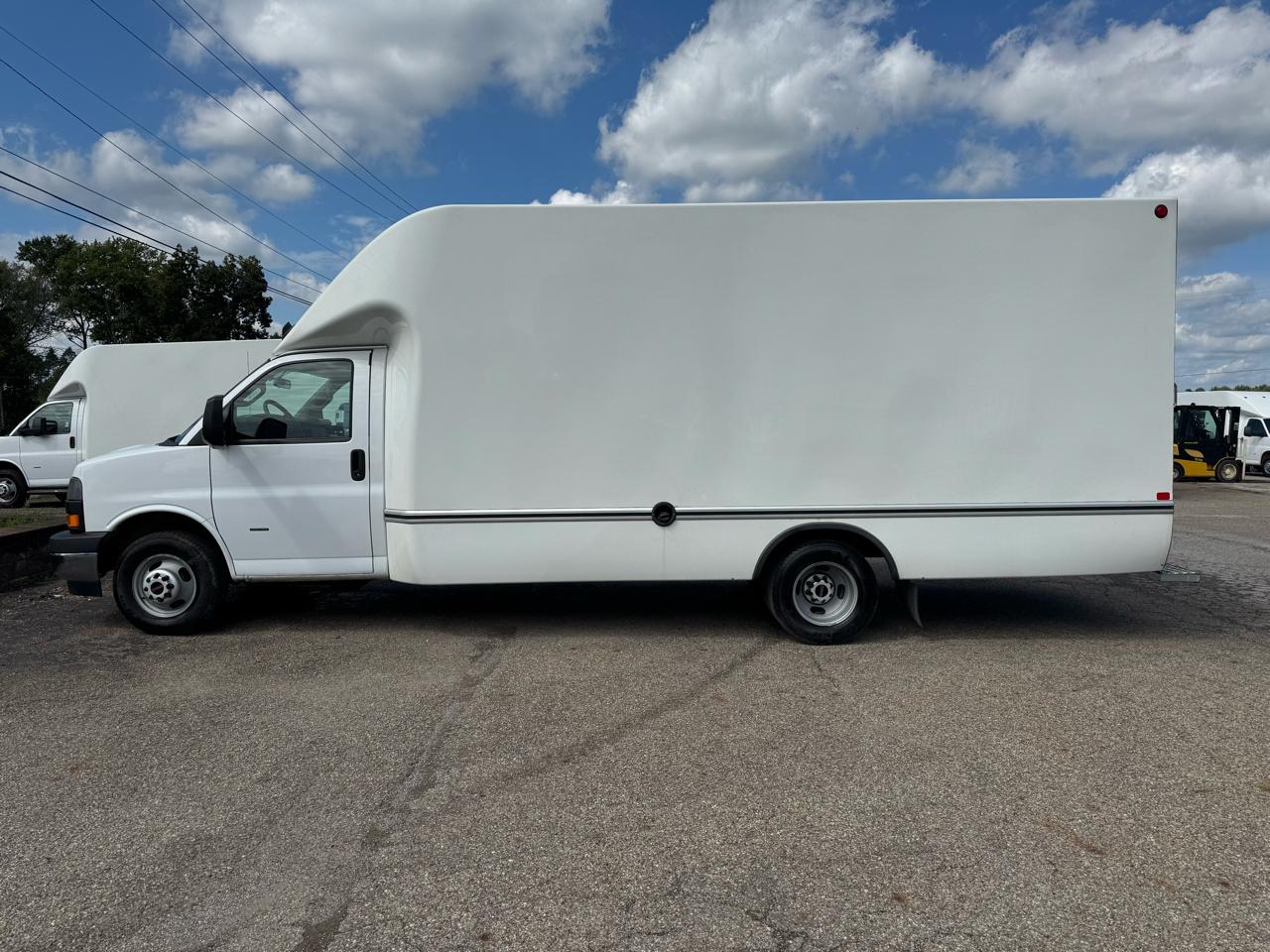 GMC Savana Commercial Cutaway 3500 Van 177" 2023