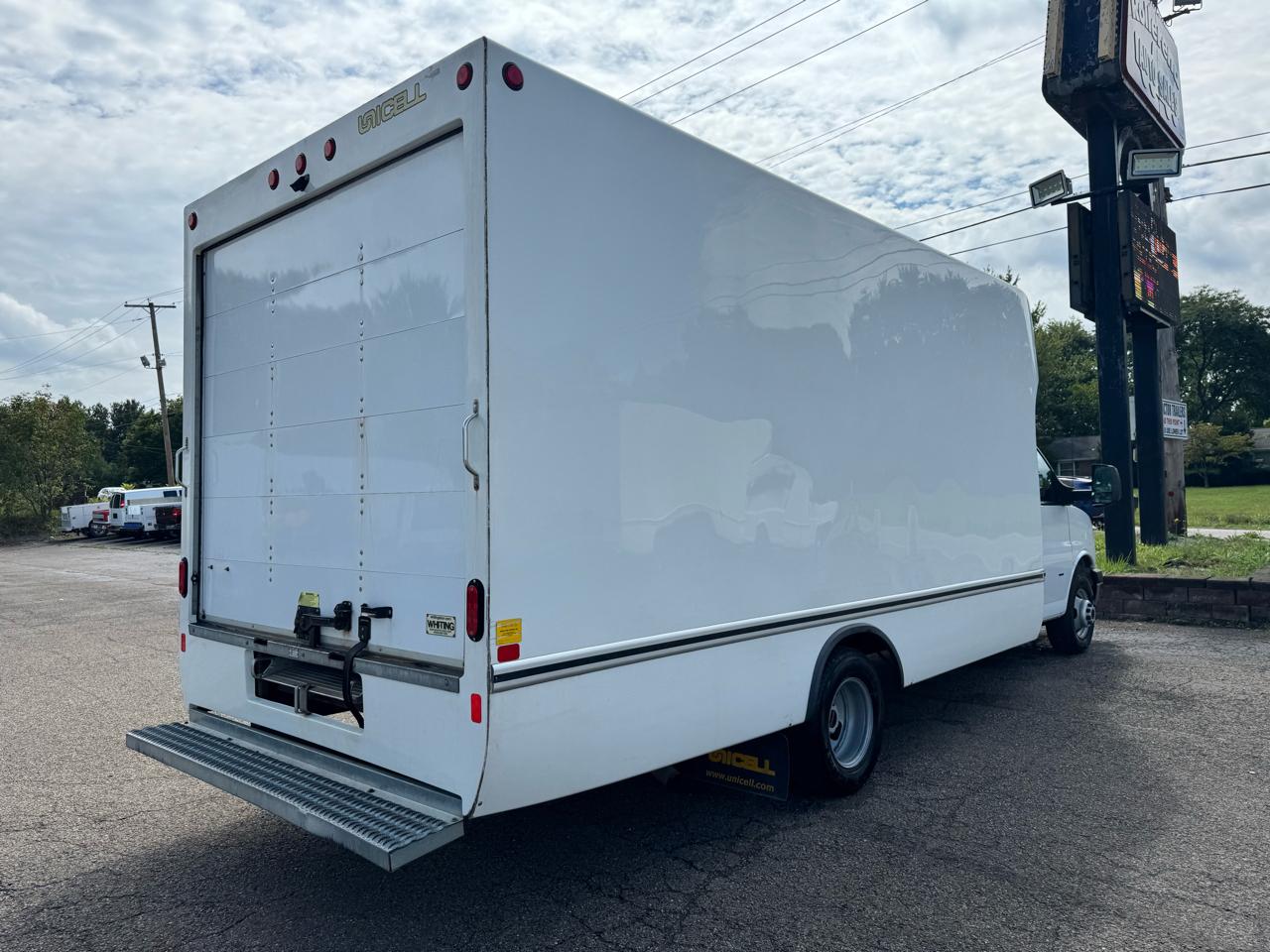 GMC Savana Commercial Cutaway 3500 Van 177" 2023