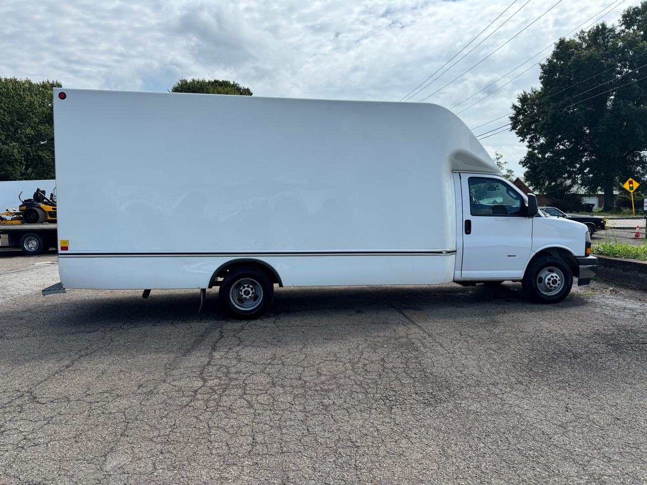 GMC Savana Commercial Cutaway 3500 Van 177" 2023