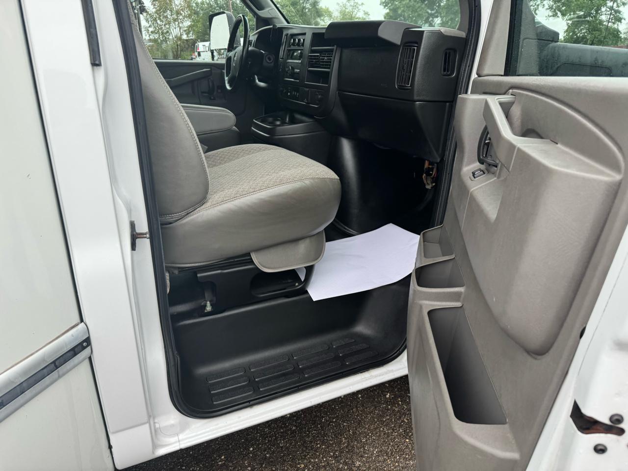 GMC Savana Commercial Cutaway 3500 Van 177" 2022
