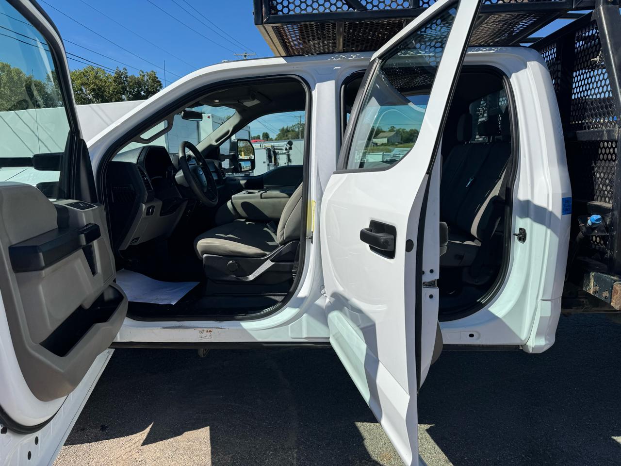 Ford Super Duty F-550 DRW XL 4WD Crew Cab 179" WB 60" CA 2020
