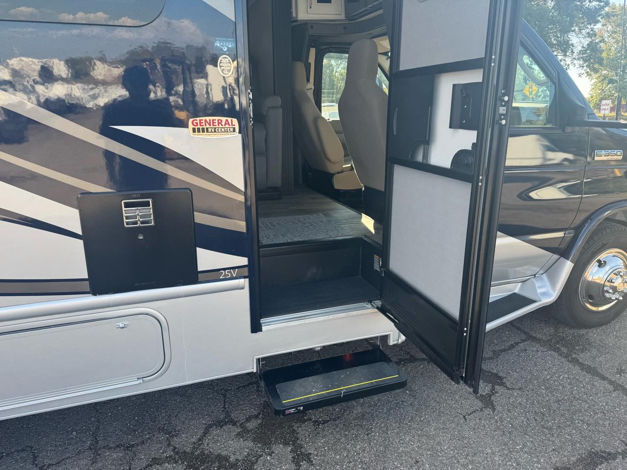 Ford E-Series Cutaway E-350 SRW 138" WB 2023