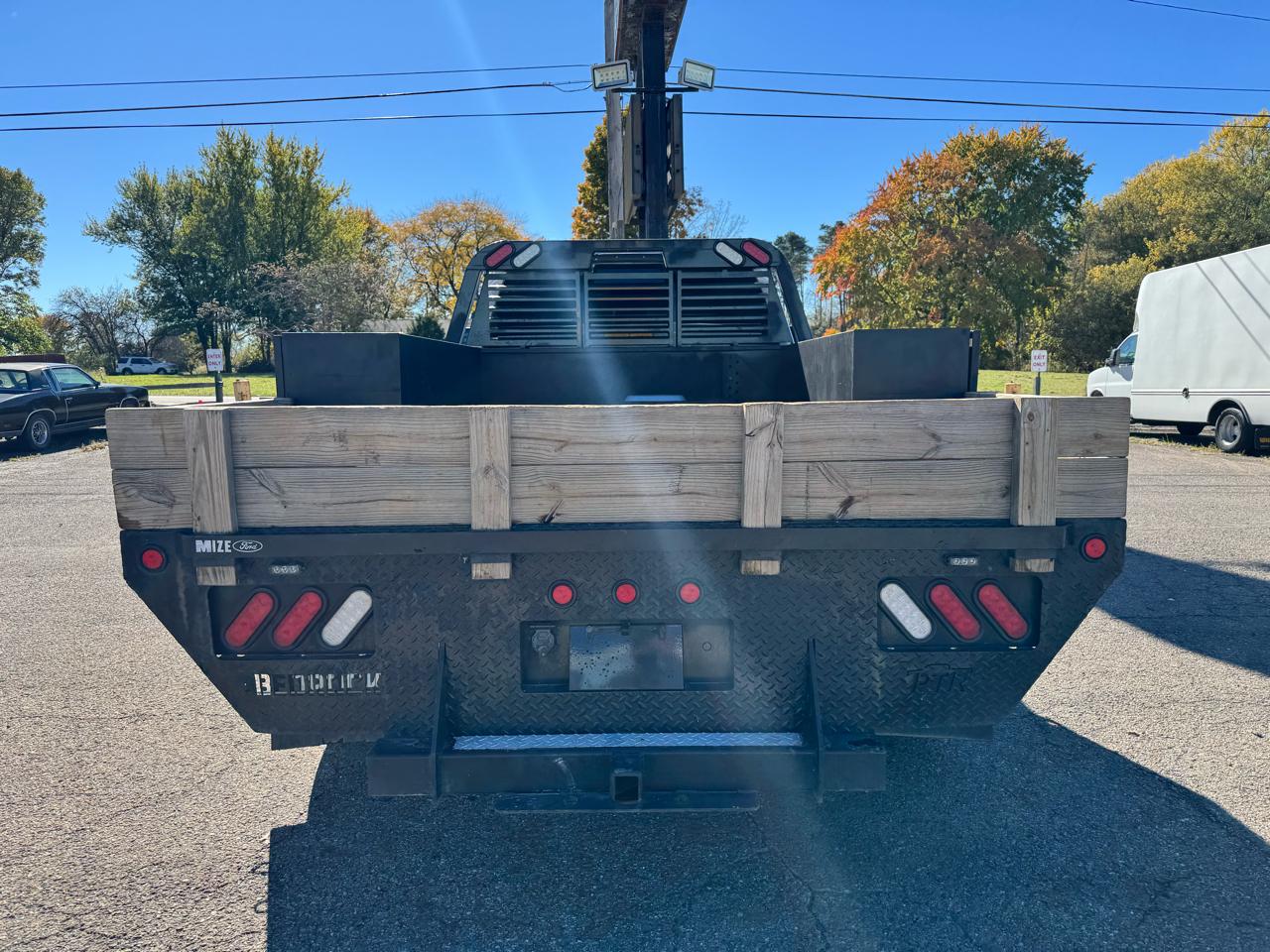 Ford Super Duty F-350 DRW XL 4WD Crew Cab 179" WB 60" CA 2022