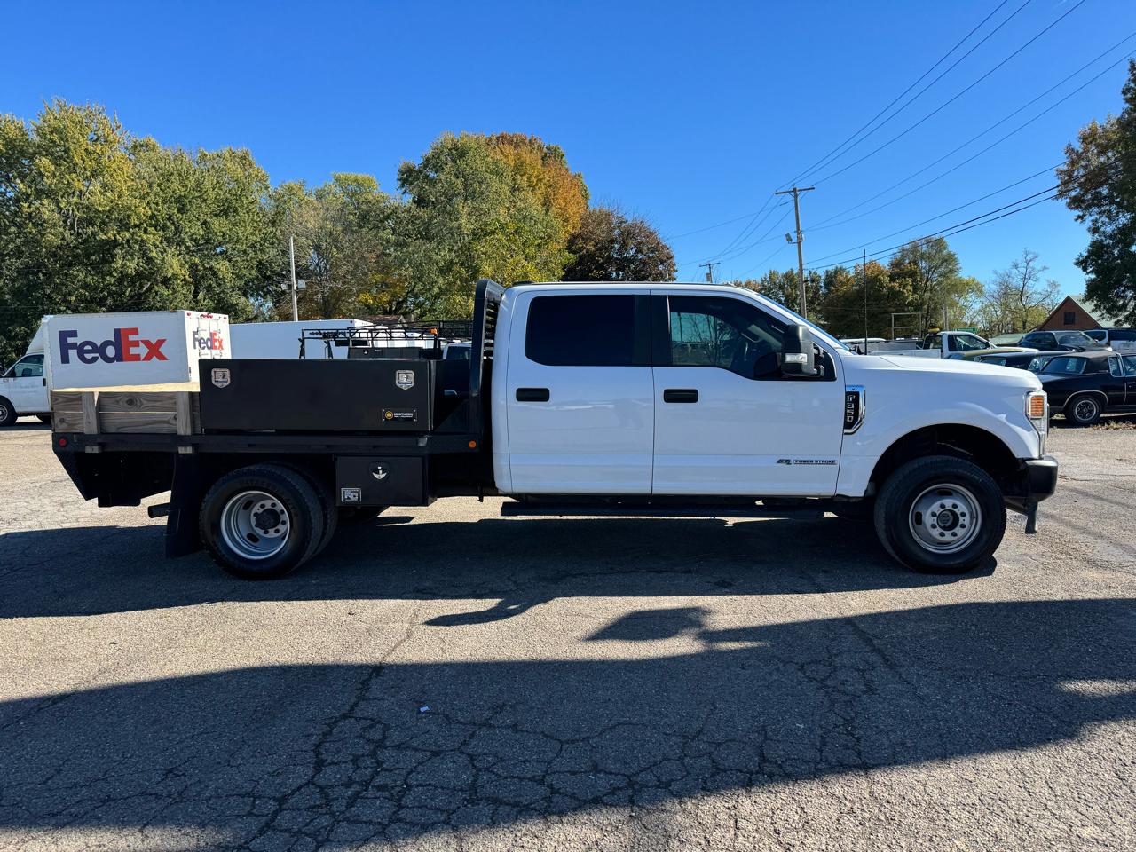 Ford Super Duty F-350 DRW XL 4WD Crew Cab 179" WB 60" CA 2022