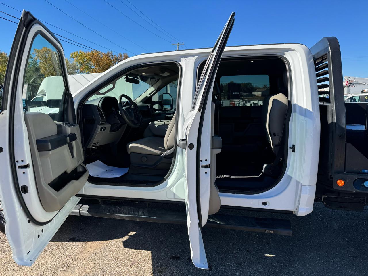 Ford Super Duty F-350 DRW XL 4WD Crew Cab 179" WB 60" CA 2022