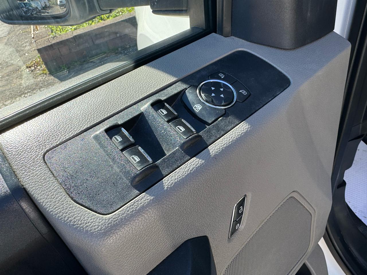 Ford Super Duty F-350 DRW XL 4WD Crew Cab 179" WB 60" CA 2022