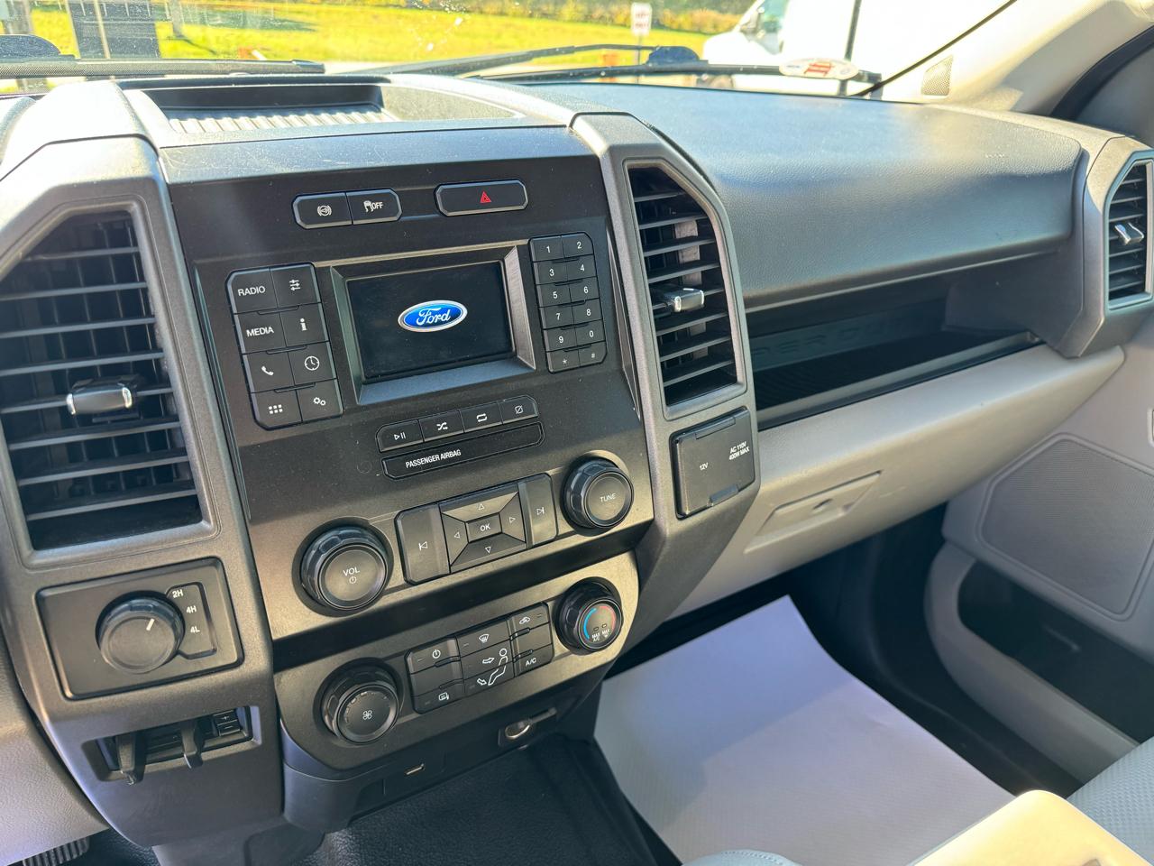 Ford Super Duty F-350 DRW XL 4WD Crew Cab 179" WB 60" CA 2022